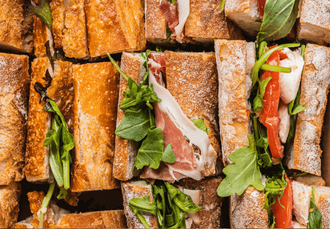 Vers belegde broodjes en panini's
